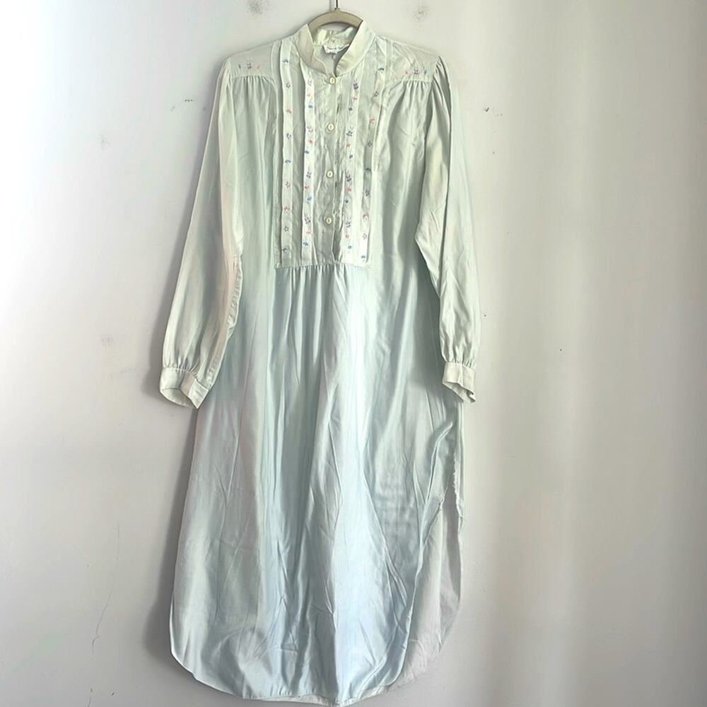 Vintage Lord & Taylor flower embroidered 1/4 button up long sleeve nightgown